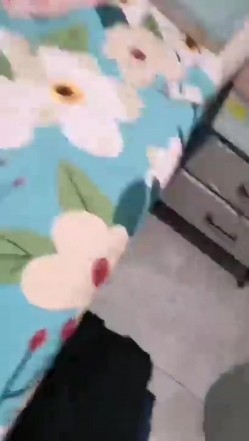 最牛逼的捉奸 奸夫正在床上艹自己的极品老婆，鸡巴都插进去狂艹起来了，啊啊淫叫着 截图1