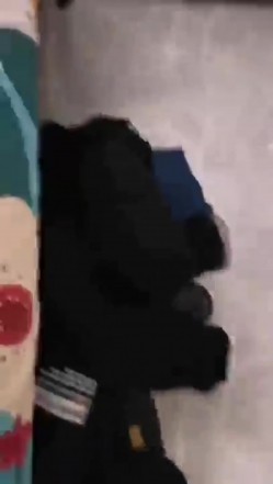 最牛逼的捉奸 奸夫正在床上艹自己的极品老婆，鸡巴都插进去狂艹起来了，啊啊淫叫着 截图2
