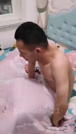 最牛逼的捉奸 奸夫正在床上艹自己的极品老婆，鸡巴都插进去狂艹起来了，啊啊淫叫着 截图3