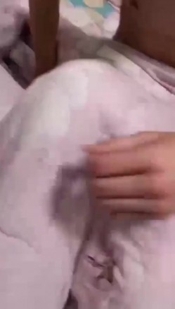 最牛逼的捉奸 奸夫正在床上艹自己的极品老婆，鸡巴都插进去狂艹起来了，啊啊淫叫着 截图4