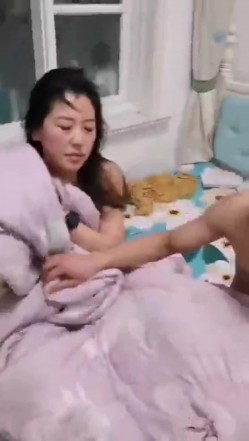 最牛逼的捉奸 奸夫正在床上艹自己的极品老婆，鸡巴都插进去狂艹起来了，啊啊淫叫着 截图5