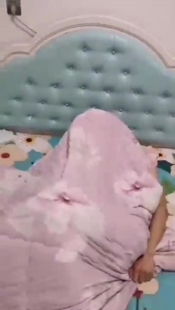 最牛逼的捉奸 奸夫正在床上艹自己的极品老婆，鸡巴都插进去狂艹起来了，啊啊淫叫着 截图6