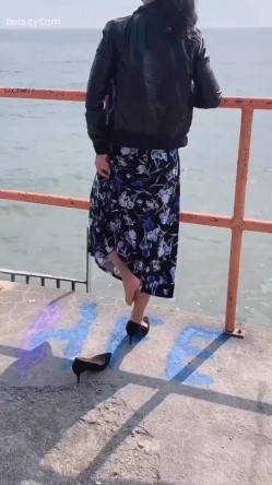 推特绿帽博主唯美人妻@FzJzr分享极品的气质型熟妇人妻穿各种情趣制服给单男口交啪啪自拍合集 截图3