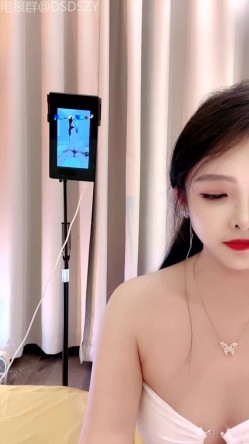 高颜值姐妹花车模「莎莎」带闺蜜和榜一大哥3P深入交流，两个大长腿轮流坐屌，骚话连连 截图4