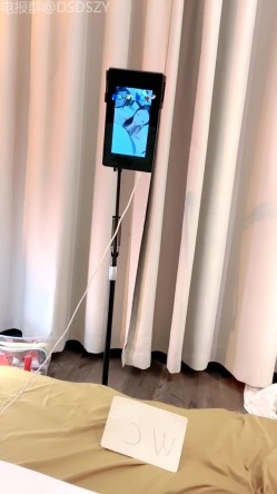 高颜值姐妹花车模「莎莎」带闺蜜和榜一大哥3P深入交流，两个大长腿轮流坐屌，骚话连连 截图6
