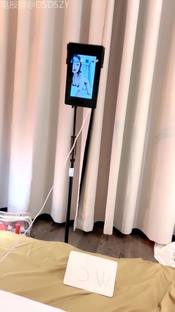 高颜值姐妹花车模「莎莎」带闺蜜和榜一大哥3P深入交流，两个大长腿轮流坐屌，骚话连连 截图7