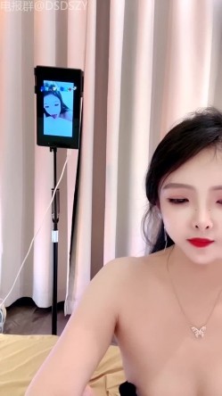 高颜值姐妹花车模「莎莎」带闺蜜和榜一大哥3P深入交流，两个大长腿轮流坐屌，骚话连连 截图10