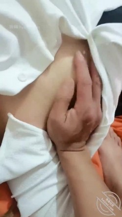 海角社区变态房东封神之作 ️偷拍美女租客洗澡下药迷奸畅玩二小时 截图1