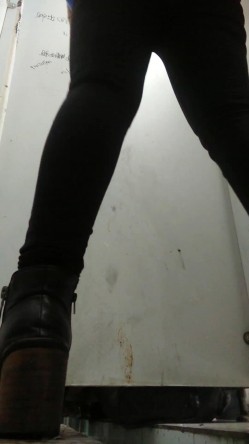 《农村旱厕逼脸同框》超多女人方便~有美女有极品逼~谨慎长腿美女左右看一圈镜头 截图1