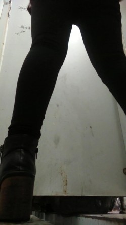 《农村旱厕逼脸同框》超多女人方便~有美女有极品逼~谨慎长腿美女左右看一圈镜头 截图2