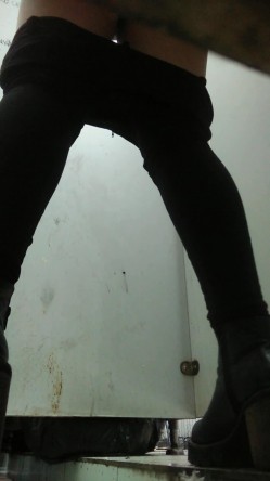 《农村旱厕逼脸同框》超多女人方便~有美女有极品逼~谨慎长腿美女左右看一圈镜头 截图11