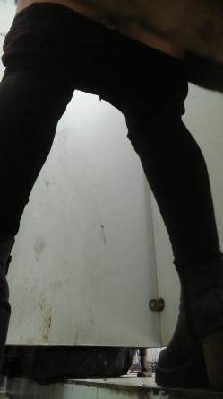 《农村旱厕逼脸同框》超多女人方便~有美女有极品逼~谨慎长腿美女左右看一圈镜头 截图13