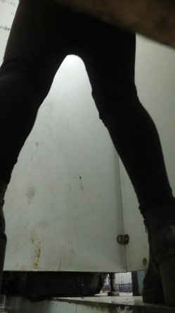 《农村旱厕逼脸同框》超多女人方便~有美女有极品逼~谨慎长腿美女左右看一圈镜头 截图14