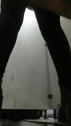 《农村旱厕逼脸同框》超多女人方便~有美女有极品逼~谨慎长腿美女左右看一圈镜头 截图16