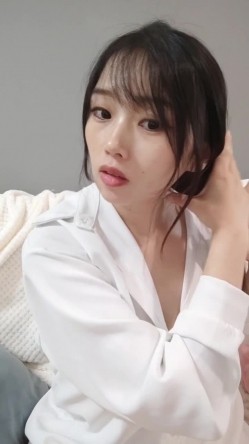 大肚子孕妇欲火这么旺盛，【极品】【纯情少女草莓】合集，孕期，骚得不得了，撒尿自慰，需要男人好好满 截图2