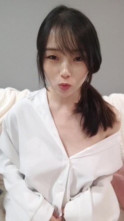 大肚子孕妇欲火这么旺盛，【极品】【纯情少女草莓】合集，孕期，骚得不得了，撒尿自慰，需要男人好好满 截图3
