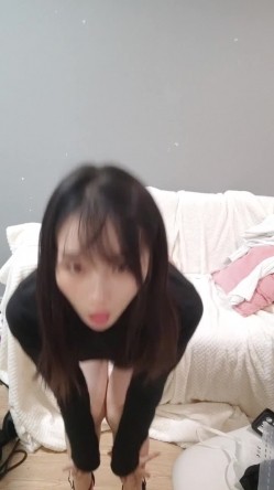 大肚子孕妇欲火这么旺盛，【极品】【纯情少女草莓】合集，孕期，骚得不得了，撒尿自慰，需要男人好好满 截图16