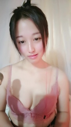极品小少妇黑丝露脸长得很媚勾人啊，拎着奶头诱惑狼友互动撩骚，掰开逼逼自慰道具抽插呻吟，看着好骚啊刺激 截图4