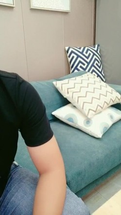 下药草厂妹，黑丝小姐姐喝完水后的故事，开档黑丝情趣露脸颜值不错，跳蛋玩弄，大鸡巴各种抽插爆草叫声骚 截图1
