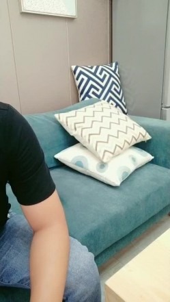 下药草厂妹，黑丝小姐姐喝完水后的故事，开档黑丝情趣露脸颜值不错，跳蛋玩弄，大鸡巴各种抽插爆草叫声骚 截图3