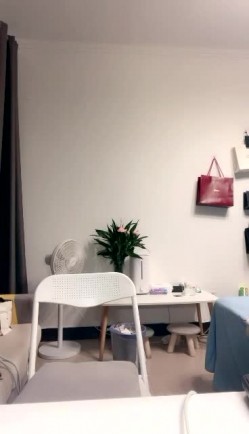 高颜值小鸡【余小雅】，包臀性感着衣，美手抓住鸡巴就撸硬想要被艹逼，‘啊啊啊用力用力’，后入坐骑，骚货好享受！ 截图16