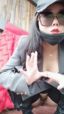 渣女来袭户外勾搭农民工大哥激情啪啪，漏奶漏逼大风衣，口交大鸡巴让大哥草了骚逼草菊花把自己搞喷口爆吞精 截图1