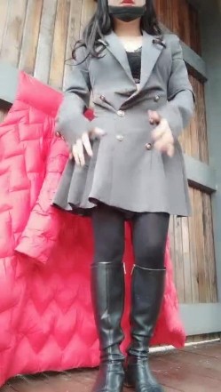 渣女来袭户外勾搭农民工大哥激情啪啪，漏奶漏逼大风衣，口交大鸡巴让大哥草了骚逼草菊花把自己搞喷口爆吞精 截图2