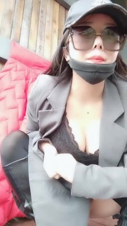 渣女来袭户外勾搭农民工大哥激情啪啪，漏奶漏逼大风衣，口交大鸡巴让大哥草了骚逼草菊花把自己搞喷口爆吞精 截图3