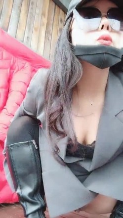 渣女来袭户外勾搭农民工大哥激情啪啪，漏奶漏逼大风衣，口交大鸡巴让大哥草了骚逼草菊花把自己搞喷口爆吞精 截图5