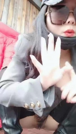 渣女来袭户外勾搭农民工大哥激情啪啪，漏奶漏逼大风衣，口交大鸡巴让大哥草了骚逼草菊花把自己搞喷口爆吞精 截图6