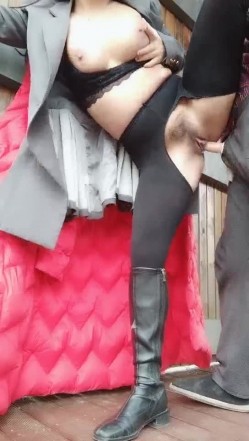 渣女来袭户外勾搭农民工大哥激情啪啪，漏奶漏逼大风衣，口交大鸡巴让大哥草了骚逼草菊花把自己搞喷口爆吞精 截图9