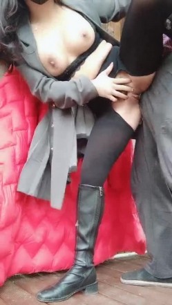 渣女来袭户外勾搭农民工大哥激情啪啪，漏奶漏逼大风衣，口交大鸡巴让大哥草了骚逼草菊花把自己搞喷口爆吞精 截图10