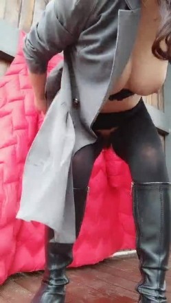 渣女来袭户外勾搭农民工大哥激情啪啪，漏奶漏逼大风衣，口交大鸡巴让大哥草了骚逼草菊花把自己搞喷口爆吞精 截图12