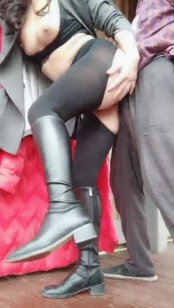渣女来袭户外勾搭农民工大哥激情啪啪，漏奶漏逼大风衣，口交大鸡巴让大哥草了骚逼草菊花把自己搞喷口爆吞精 截图15