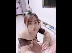 极品露脸骚婊人妻调教 NTR绿帽大神『吊大的一批』分享娇妻，主动张开黑丝M腿，满嘴淫语呻吟不断 骚的一批 截图1