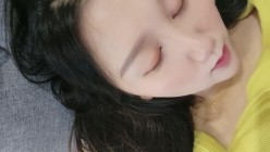哺乳期的淫娃小荡妇陪狼友发骚，全程露脸听狼友指挥，奶子太胀了奶子自己滴答给狼友喝，掰开骚穴看特写刺激 截图2