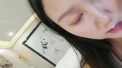 哺乳期的淫娃小荡妇陪狼友发骚，全程露脸听狼友指挥，奶子太胀了奶子自己滴答给狼友喝，掰开骚穴看特写刺激 截图3