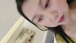 哺乳期的淫娃小荡妇陪狼友发骚，全程露脸听狼友指挥，奶子太胀了奶子自己滴答给狼友喝，掰开骚穴看特写刺激 截图4