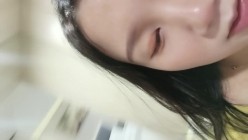 哺乳期的淫娃小荡妇陪狼友发骚，全程露脸听狼友指挥，奶子太胀了奶子自己滴答给狼友喝，掰开骚穴看特写刺激 截图5