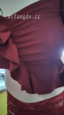 【最新重磅泄密】未曾流出，老牌网黄熟女，肚皮舞老师【柏欣彤】定制，脸穴同框紫薇裸舞啪啪，她是真骚，从骨子里的 截图6