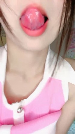 婴儿肥甜美少女！难得露全脸诱惑！顶级美乳S型身材，蜜桃臀撞击抖动，脱下丁字裤掰开穴 截图1