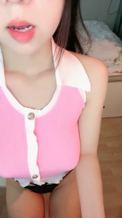婴儿肥甜美少女！难得露全脸诱惑！顶级美乳S型身材，蜜桃臀撞击抖动，脱下丁字裤掰开穴 截图11