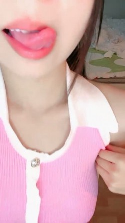 婴儿肥甜美少女！难得露全脸诱惑！顶级美乳S型身材，蜜桃臀撞击抖动，脱下丁字裤掰开穴 截图16
