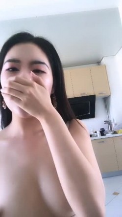 PANSI丰满大美女模特思瑞穿着性感肉丝丝袜翻来覆去挑逗网友 性感大口红露脸 一对坚挺的车灯最诱人 截图9