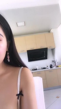 PANSI丰满大美女模特思瑞穿着性感肉丝丝袜翻来覆去挑逗网友 性感大口红露脸 一对坚挺的车灯最诱人 截图11