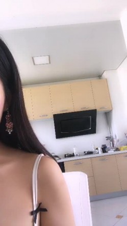PANSI丰满大美女模特思瑞穿着性感肉丝丝袜翻来覆去挑逗网友 性感大口红露脸 一对坚挺的车灯最诱人 截图12
