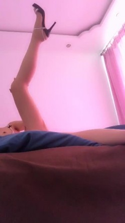 PANSI丰满大美女模特思瑞穿着性感肉丝丝袜翻来覆去挑逗网友 性感大口红露脸 一对坚挺的车灯最诱人 截图13