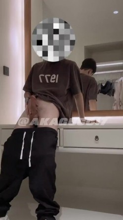 人生赢家推特调教大佬AKAGUCCI7绝版私拍，各种小母狗车模学姐台妹，人前女神175车模卖力口交 截图1