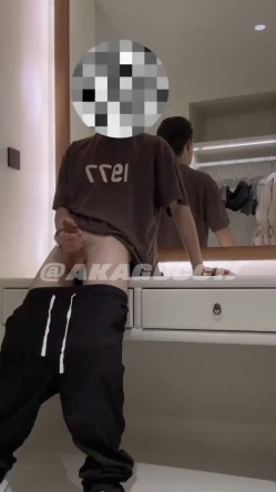 人生赢家推特调教大佬AKAGUCCI7绝版私拍，各种小母狗车模学姐台妹，人前女神175车模卖力口交 截图5