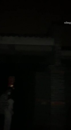 《最新流出 顶级绿帽》高颜值模特级身材气质网红女神【总在你背后TK】露脸淫乱私拍，女神调教成母狗给黄毛兄弟一起肏3P 截图4